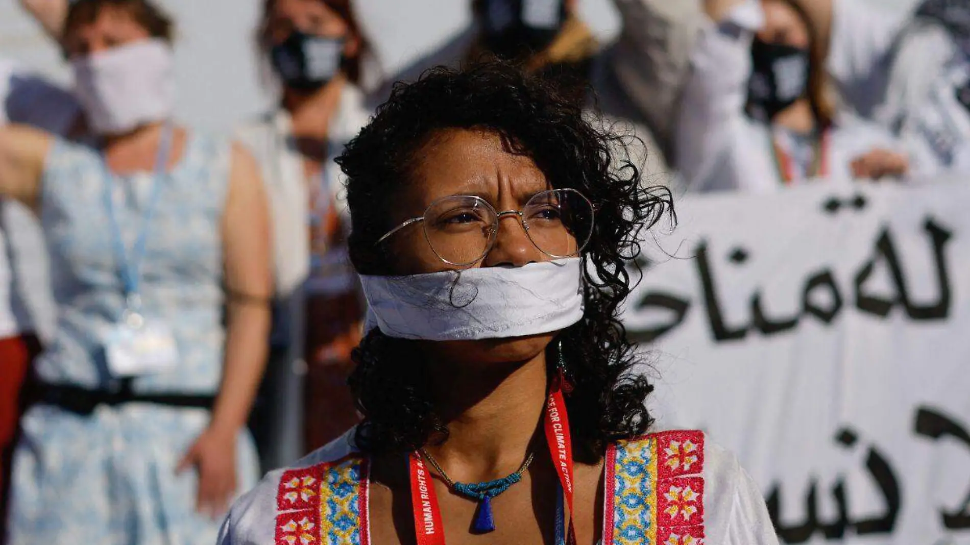 Activistas piden que los 'criminales' de los combustibles fósiles sean expulsados ____de la COP27